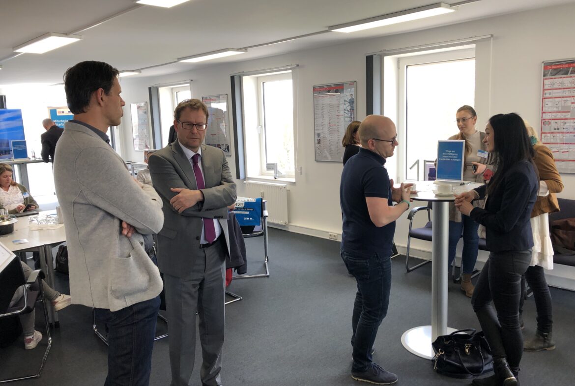 Dr Bruns im Gespaech mit Unternehmen