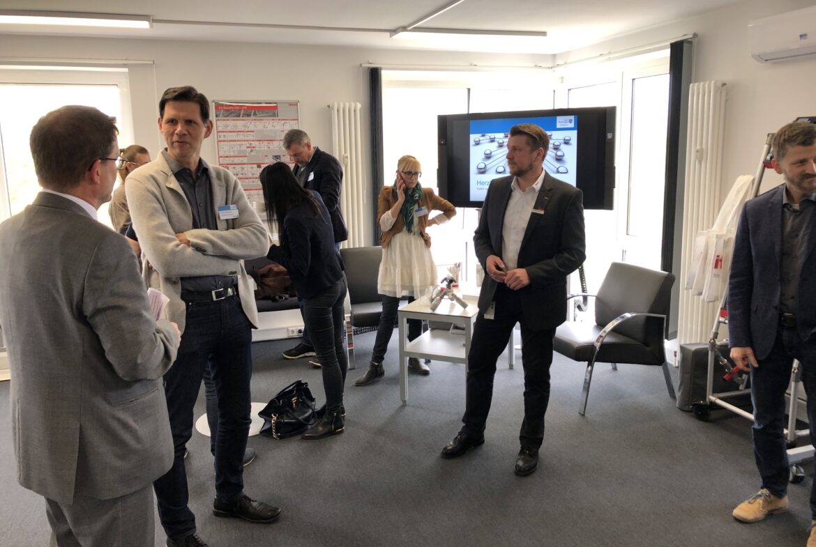 Links OB Dr Bruns im Gespraech Bildmitte item Standortleiter Hartung