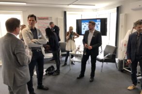 Links OB Dr Bruns im Gespraech Bildmitte item Standortleiter Hartung