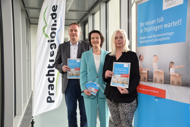 Landrätin Peggy Greiser (l.), ThAFF-Referent Oliver Hummel (Mitte) und Ulrike Steinmetz (r.) aus der Wirtschaftsförderung des Landratsamtes werben für den Pendlertag, der am 19. April 2024 im Landratsamt in Meiningen stattfindet.