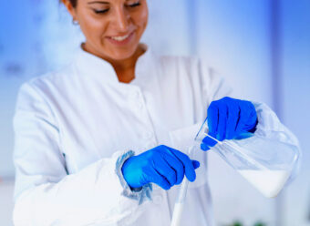 Milchwirtschaftlicher Laborant Foto i stock microgen