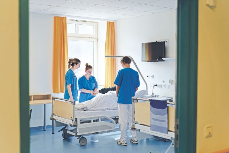 Header_Ausbildung_Pflegefachmann-frau_2.jpg