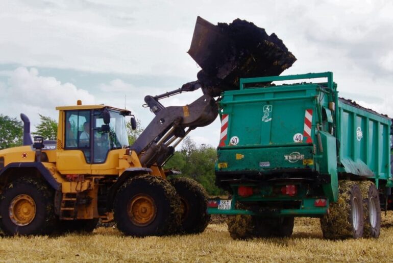 LW GK RL lädt Traktor .jpg