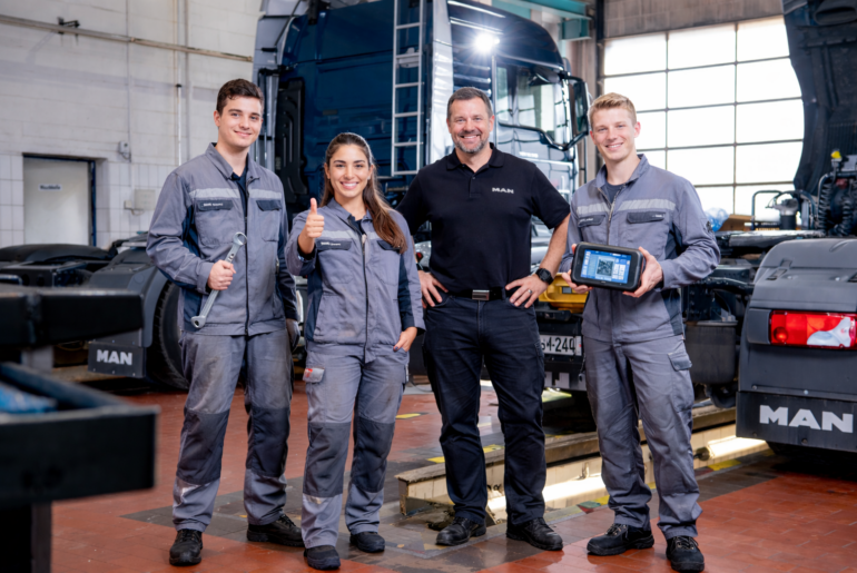 Mechaniker-Team im Truck-Werkstatt.png