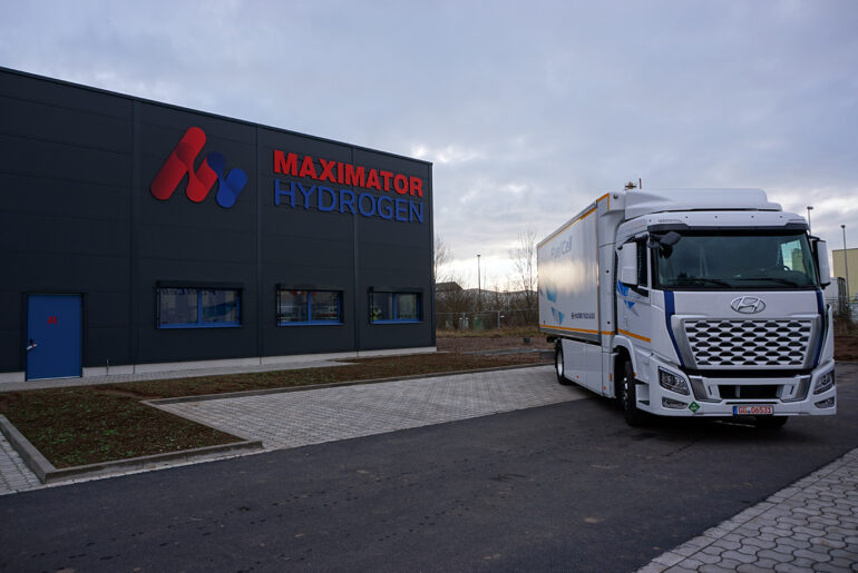 MxH Prodhalle mit Lkw.jpg
