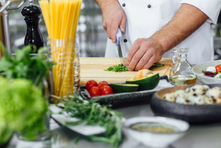 chef-cutting-vegetable-preparing-salade.jpg